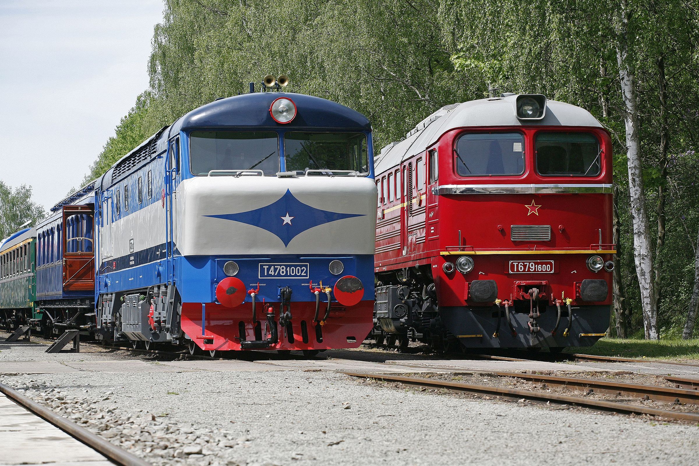 Bardotka (vlevo)