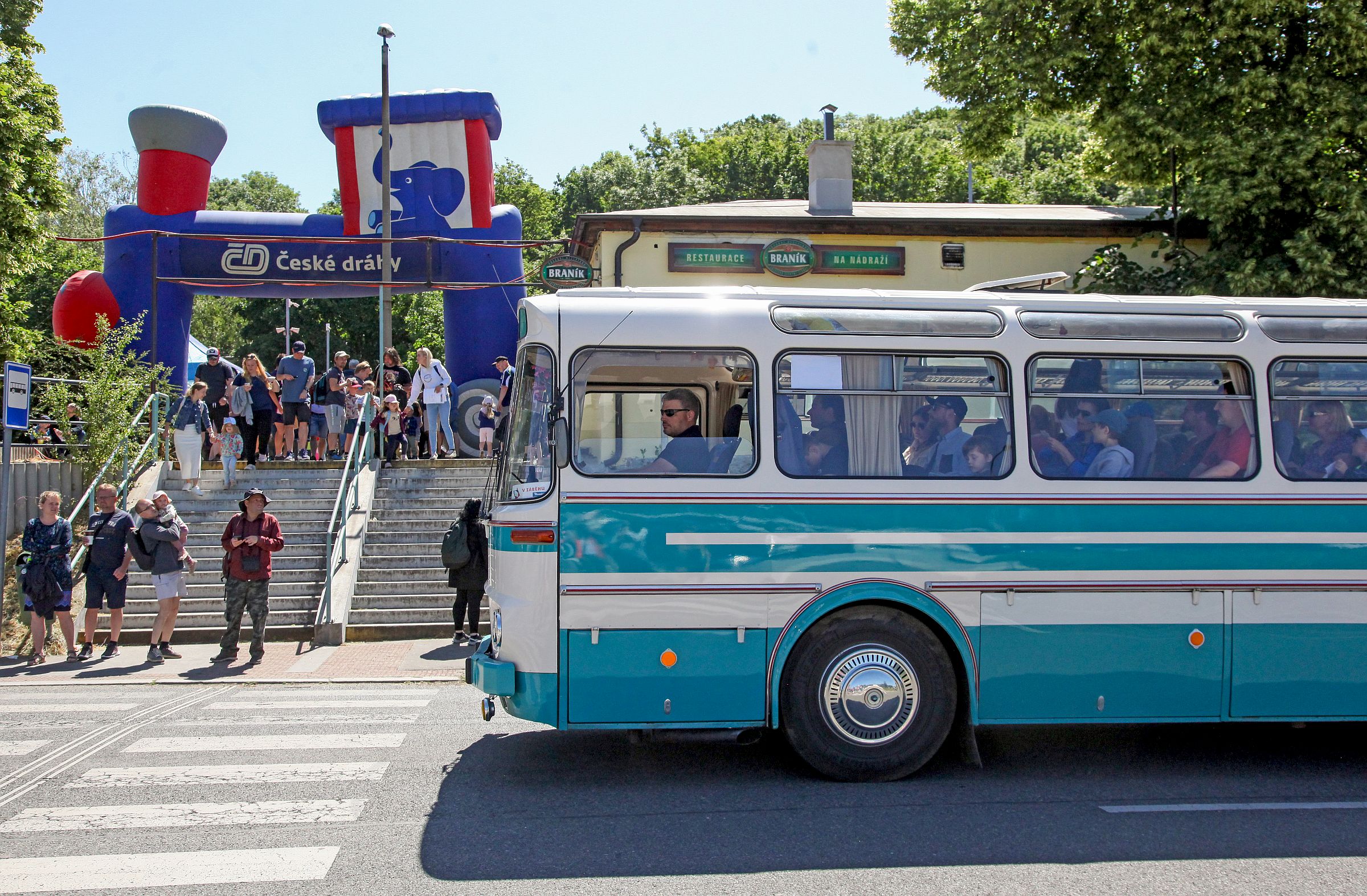 Historický autobus během Dne dětí