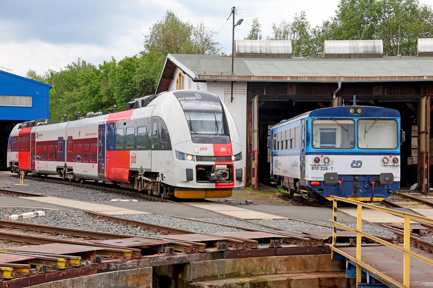 Jednotka 847 a motorový vůz 810